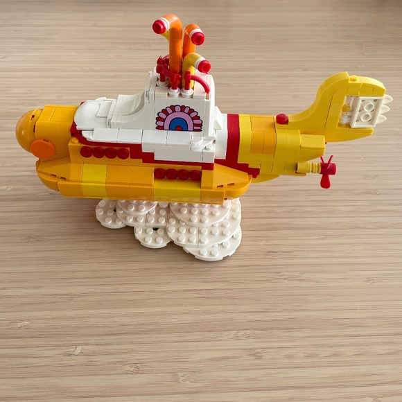 LEGO Ideas: The Beatles Yellow Submarine (21306) - Picture 5 of 9